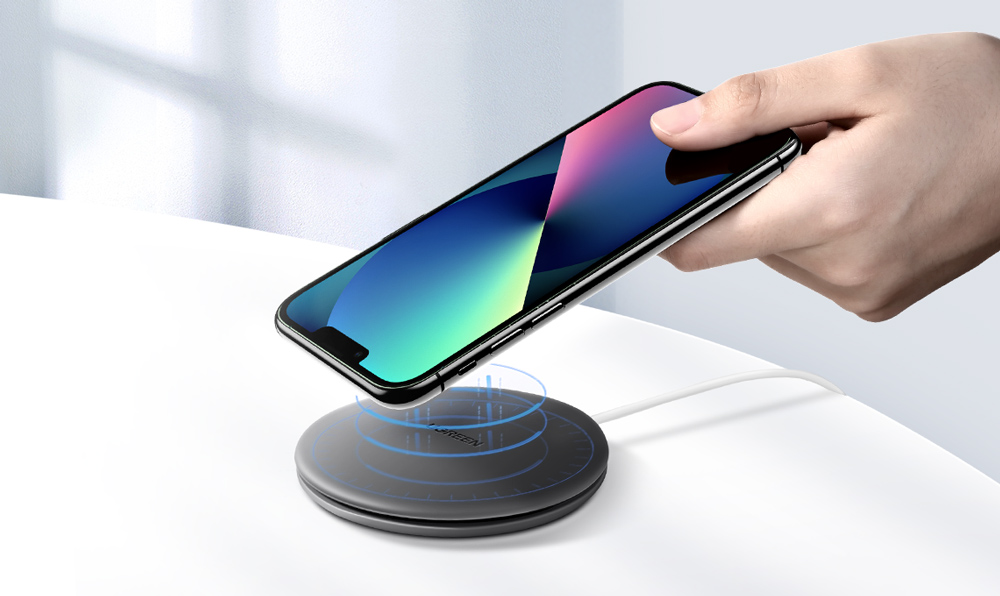 Pengisi daya nirkabel dengan kumparan pengisian untuk perangkat mobile
